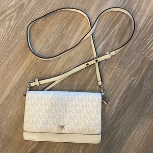 Michael kors wallet crossbody
